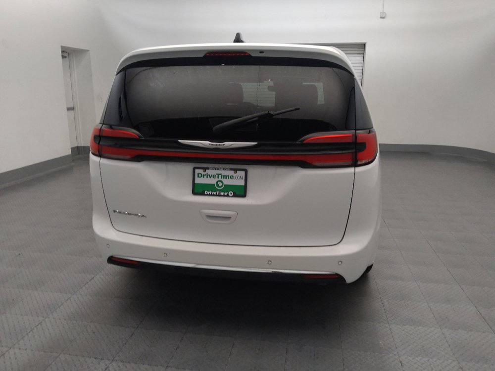 Used 2023 Chrysler Pacifica Touring-L FWD image 7