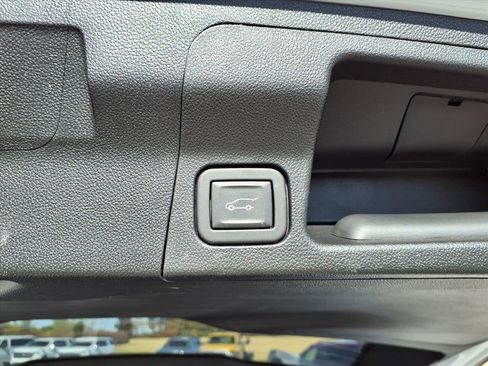 Used 2023 GMC Acadia SLT image 13