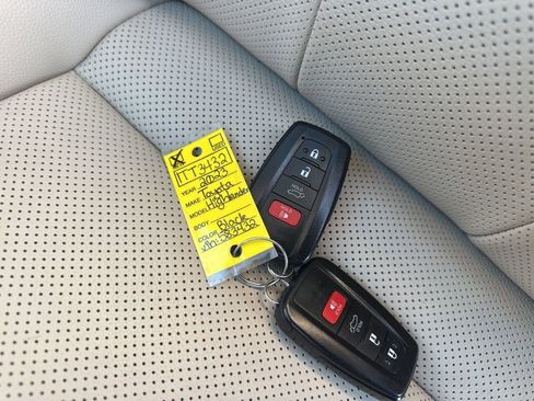 Used 2023 Toyota Highlander Limited image 38