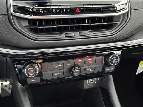 New 2026 Jeep Compass Latitude image 23