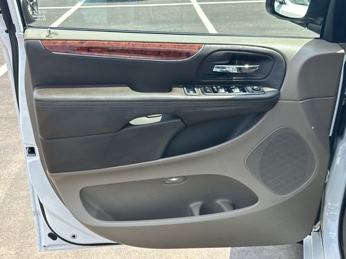 Used 2015 Chrysler Town & Country Touring FWD image 10