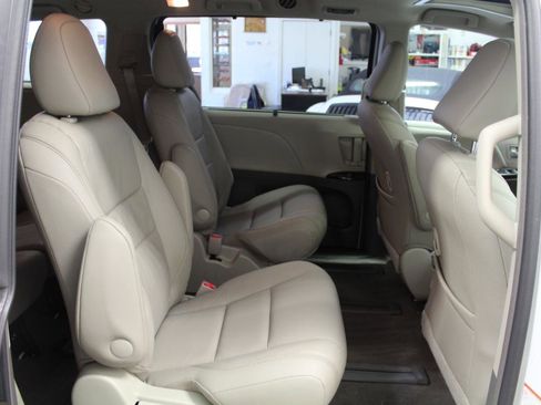 Used 2017 Toyota Sienna XLE w/ XLE Navigation Package AWD/4WD image 29