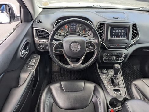 Used 2019 Jeep Cherokee Latitude Plus w/ Cold Weather Group AWD/4WD image 28