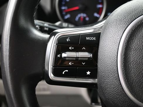 Used 2024 Kia Carnival EX FWD image 21