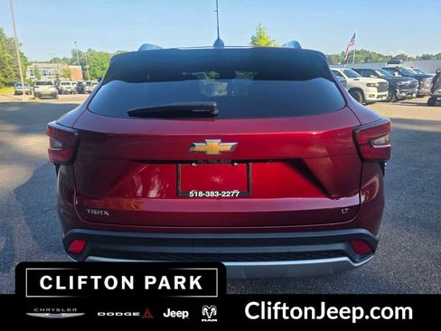 Used 2025 Chevrolet Trax LT FWD image 5