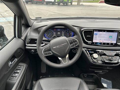New 2026 Chrysler Pacifica Select AWD/4WD image 17