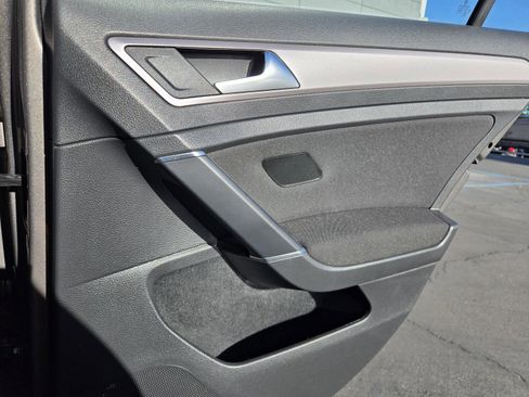 Used 2016 Volkswagen e-Golf SE w/ DC Fast Charging Package image 26