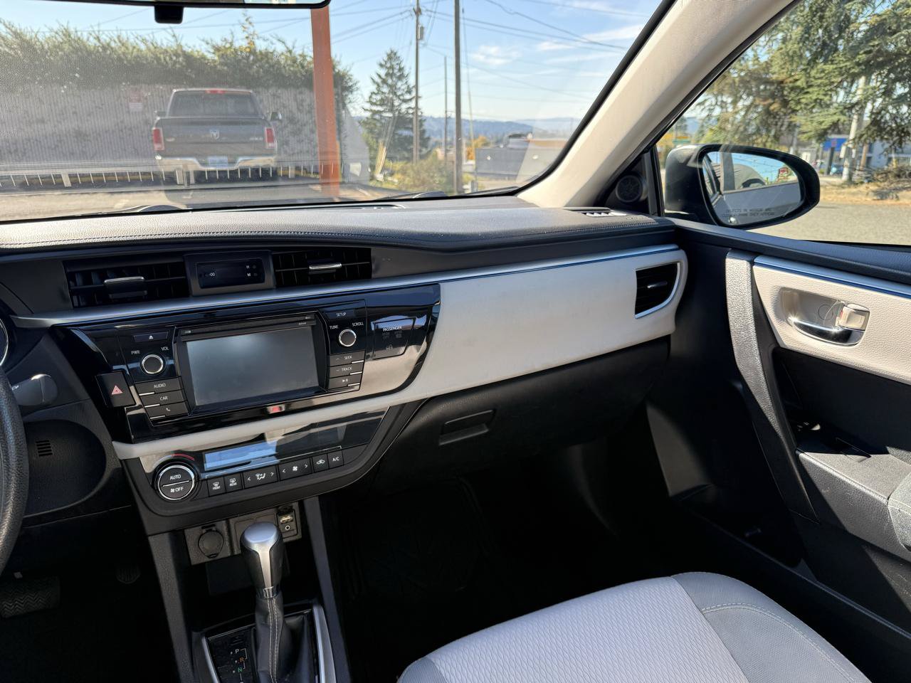 Used 2015 Toyota Corolla LE FWD image 24