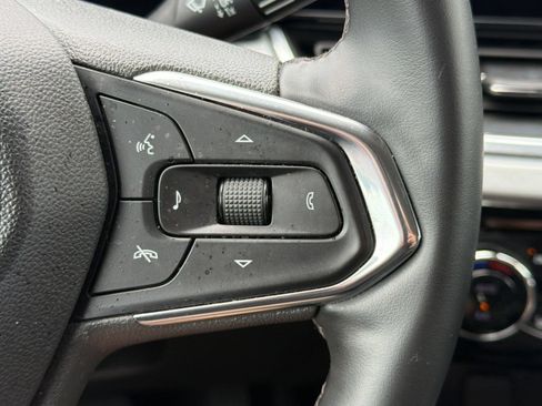 Used 2025 Chevrolet Trax LT w/ LT Convenience Package FWD image 30