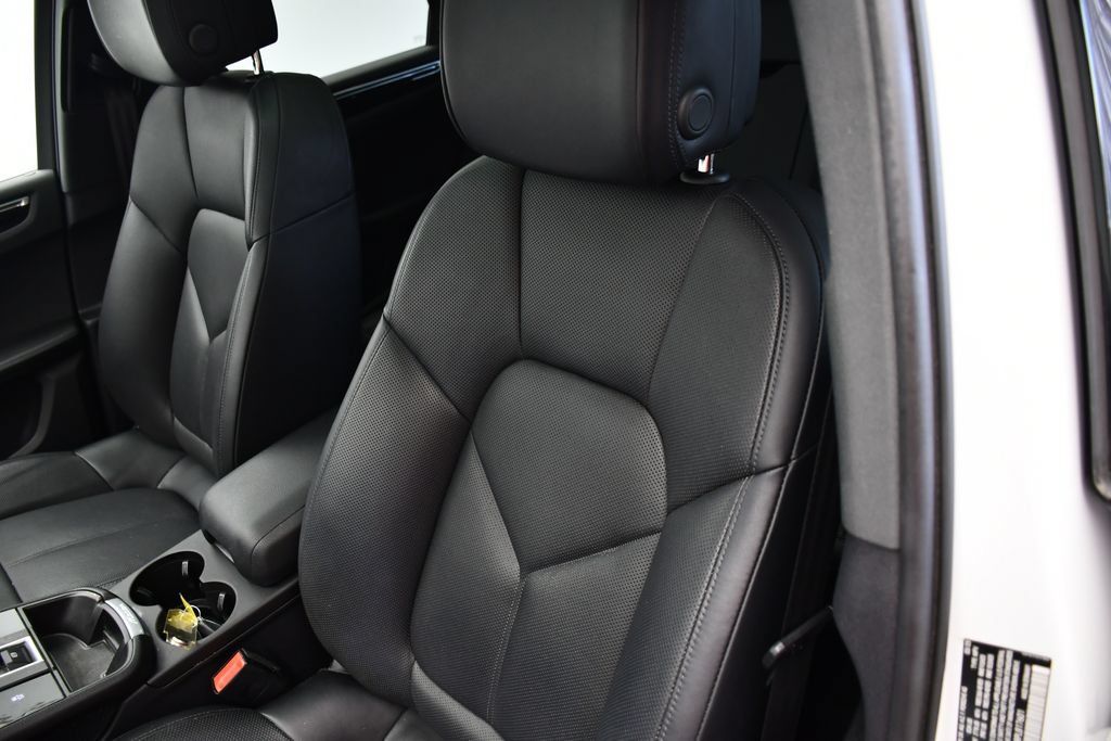 Certified 2023 Porsche Macan AWD/4WD image 34