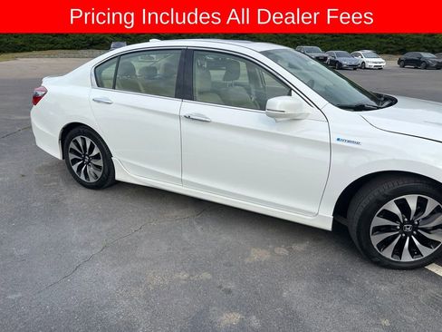 Used 2017 Honda Accord Touring image 2