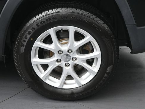 Used 2018 Jeep Cherokee Latitude w/ Safety Group AWD/4WD image 34