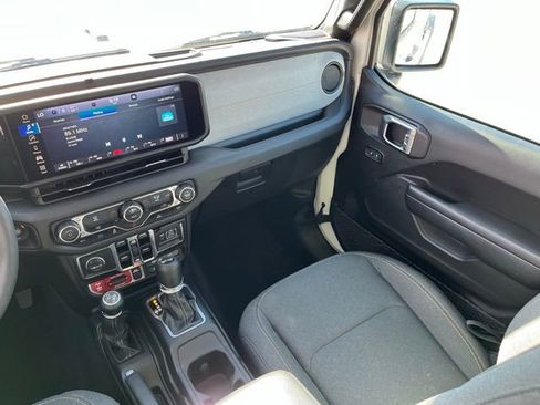 Used 2024 Jeep Wrangler Unlimited image 14