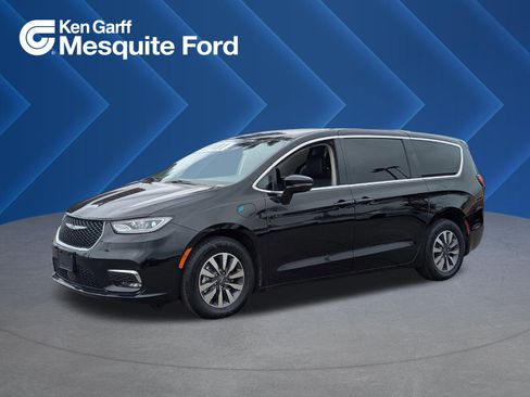 Used 2024 Chrysler Pacifica Select image 1