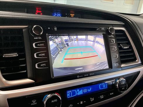 Used 2019 Toyota Highlander SE image 23