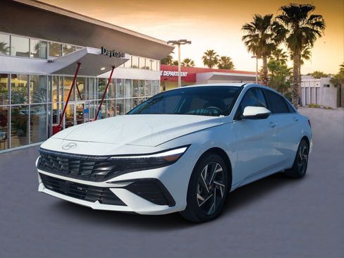 Used 2025 Hyundai Elantra Limited image 7