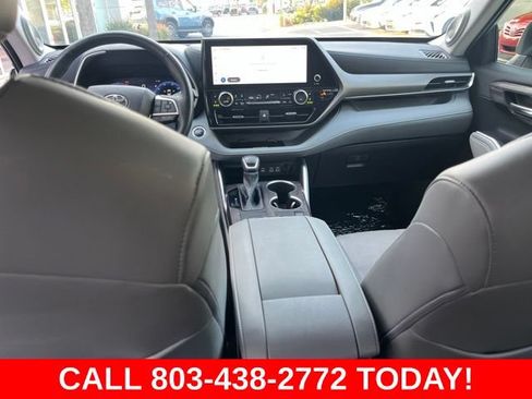 Used 2023 Toyota Highlander Limited FWD image 16
