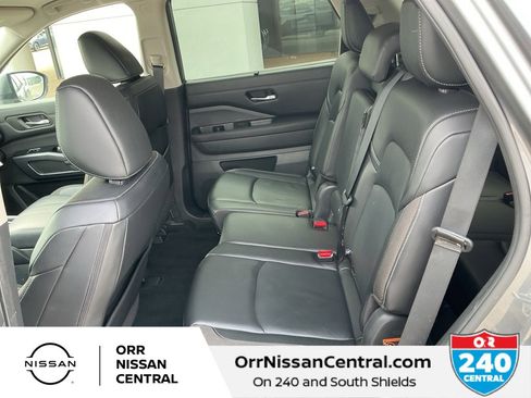 Used 2024 Nissan Pathfinder SL w/ Black Appearance Package image 13