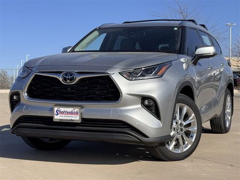 New 2025 Toyota Highlander Limited image 2