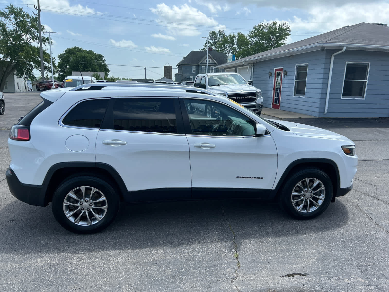 Used 2019 Jeep Cherokee Latitude Plus w/ Cold Weather Group AWD/4WD image 2
