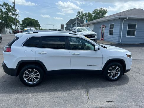 Used 2019 Jeep Cherokee Latitude Plus w/ Cold Weather Group AWD/4WD image 2
