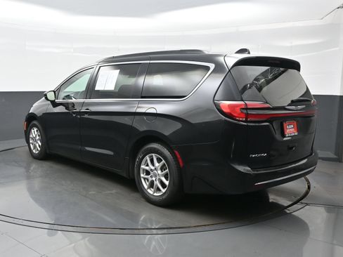 Used 2022 Chrysler Pacifica Touring-L FWD image 4
