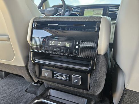Used 2022 Jeep Wagoneer Series III w/ Premium Group I AWD/4WD image 25