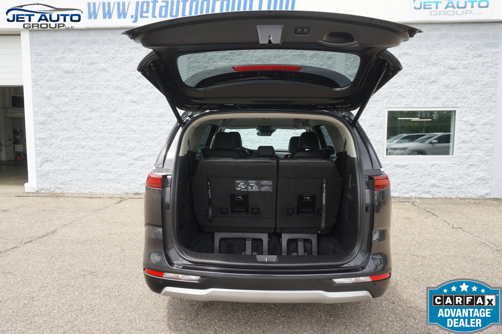 Used 2023 Kia Carnival EX FWD image 16