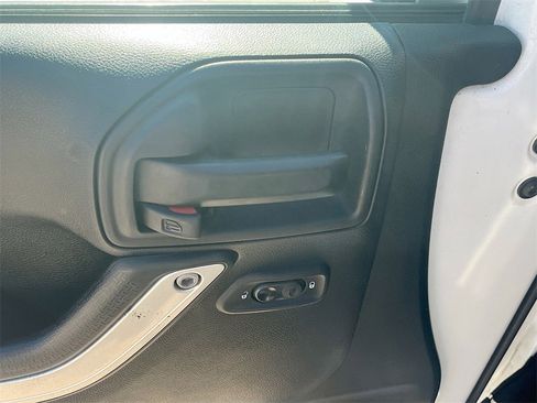 Used 2018 Jeep Wrangler Unlimited Sahara image 16