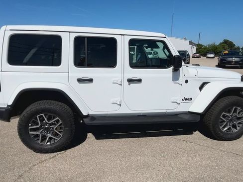 New 2025 Jeep Wrangler Unlimited Sahara AWD/4WD image 9