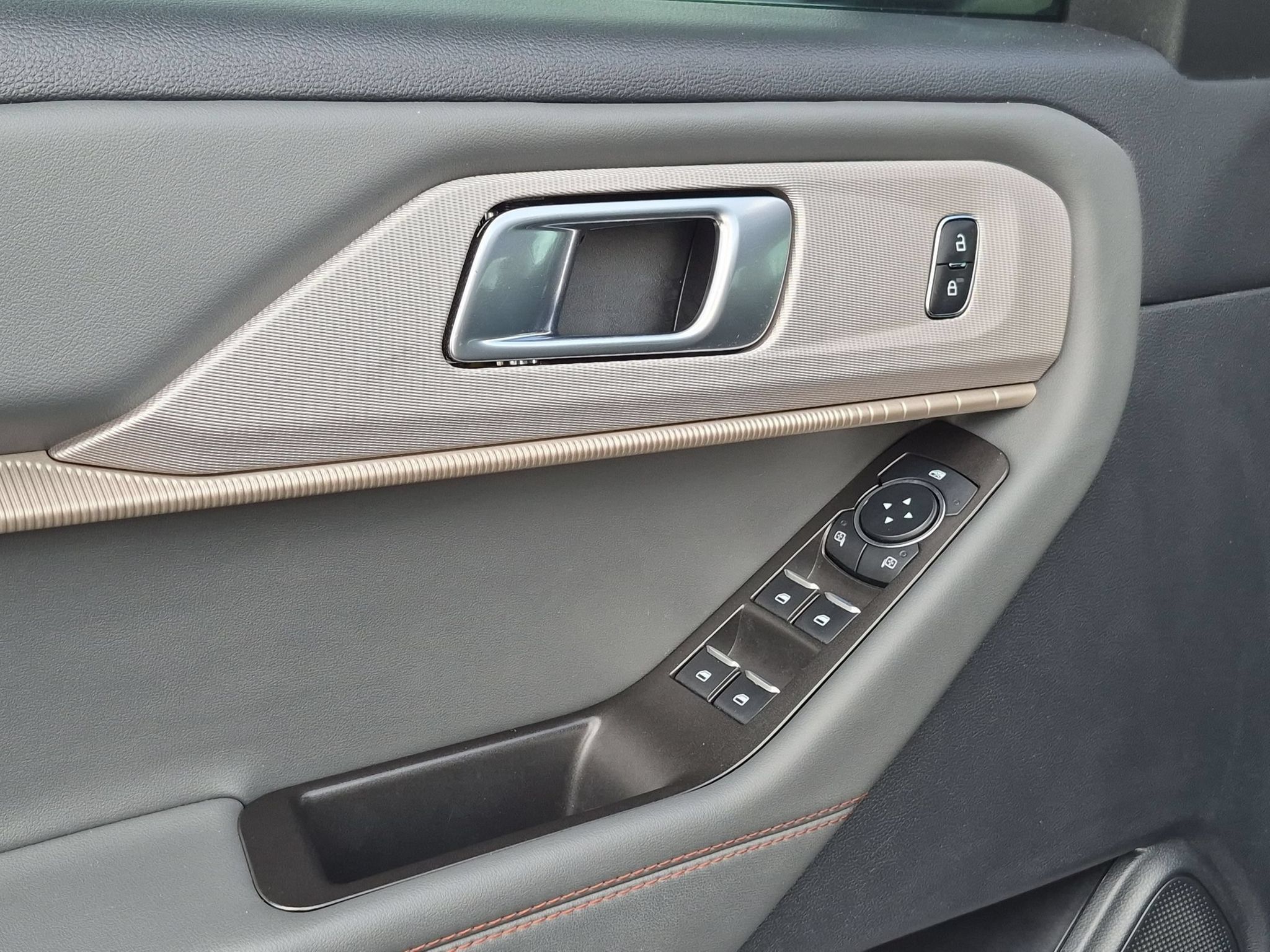 Used 2025 Ford Explorer Active RWD image 12