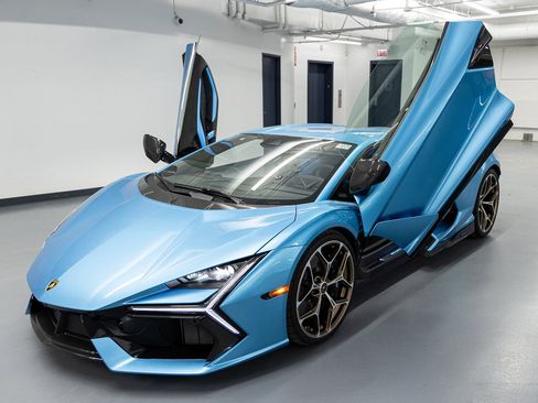 Used 2025 Lamborghini Revuelto image 2
