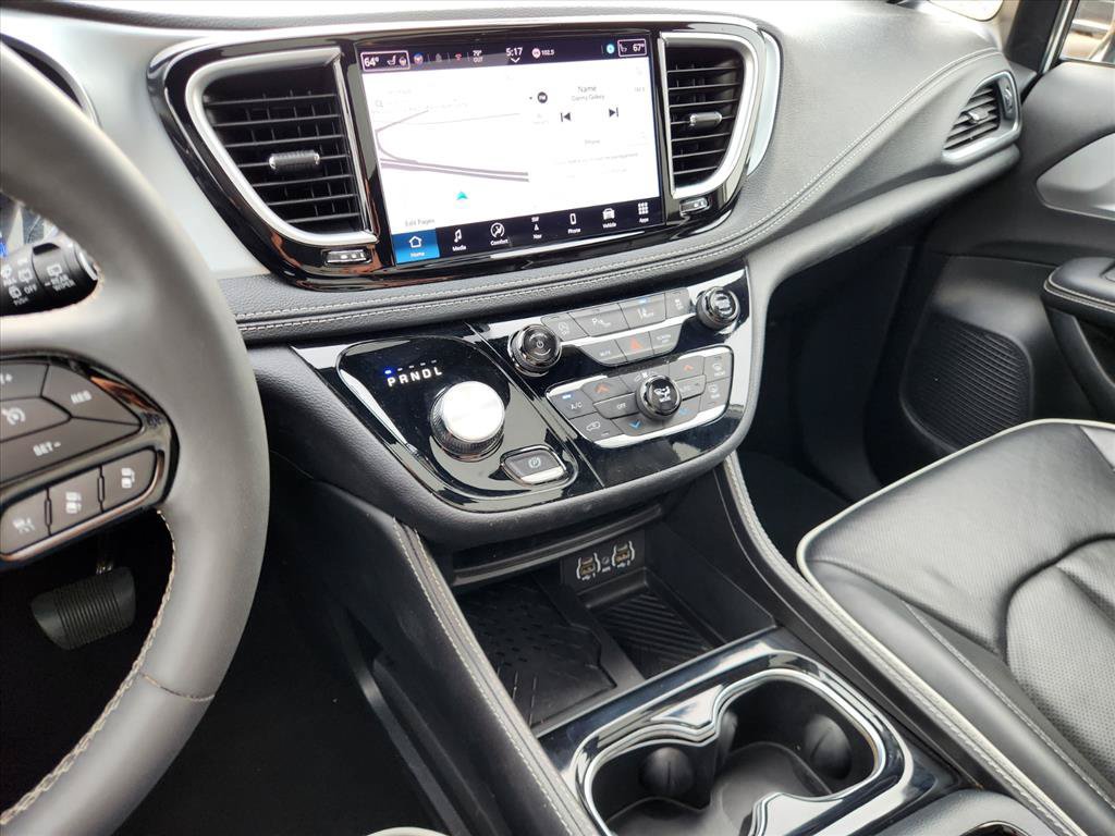 Used 2025 Chrysler Pacifica Limited FWD image 29