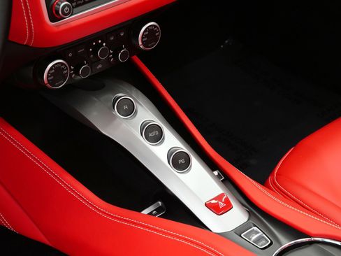 Used 2017 Ferrari California T RWD image 32