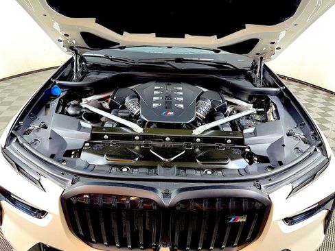 Used 2025 BMW X7 M60i w/ Climate Comfort Package image 32