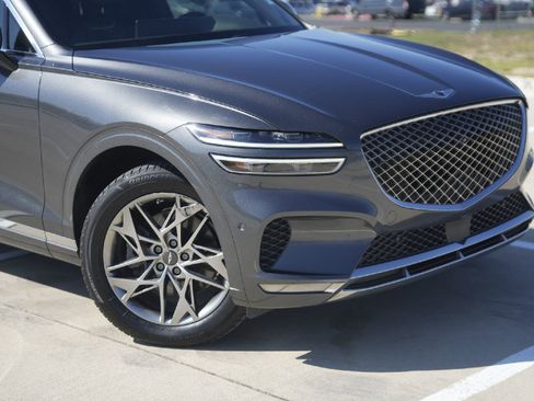 Used 2022 Genesis GV70 2.5T w/ Advanced Package image 3