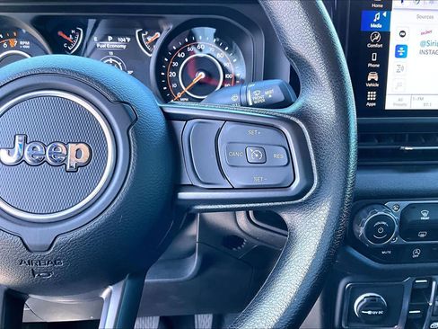 Used 2025 Jeep Gladiator Sport AWD/4WD image 25