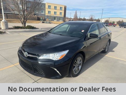 Used 2017 Toyota Camry SE image 1