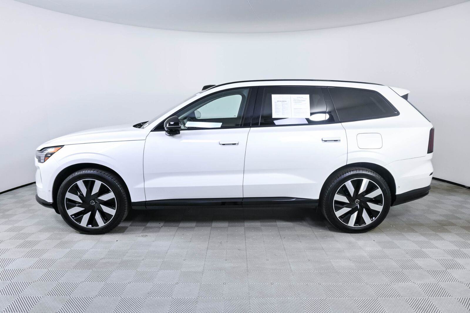 Certified 2025 Volvo EX90 Plus AWD/4WD image 2