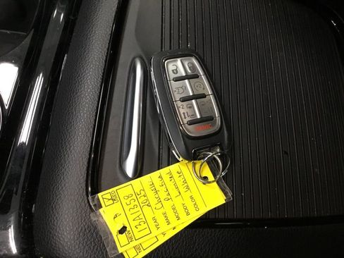 Used 2025 Chrysler Pacifica Limited image 17