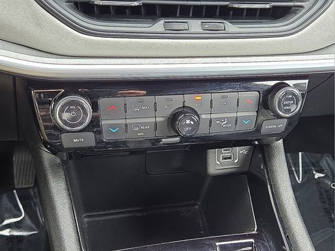 Used 2025 Jeep Compass Limited image 29