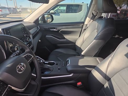Used 2022 Toyota Highlander XLE image 12