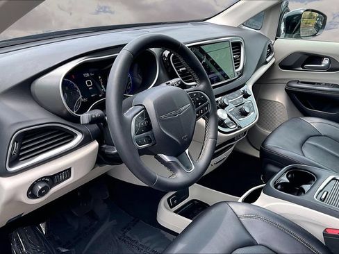 Used 2024 Chrysler Pacifica Touring-L FWD image 17