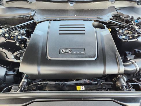 Certified 2025 Land Rover Discovery S image 35