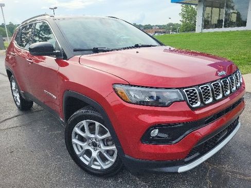 Used 2025 Jeep Compass Limited AWD/4WD image 2