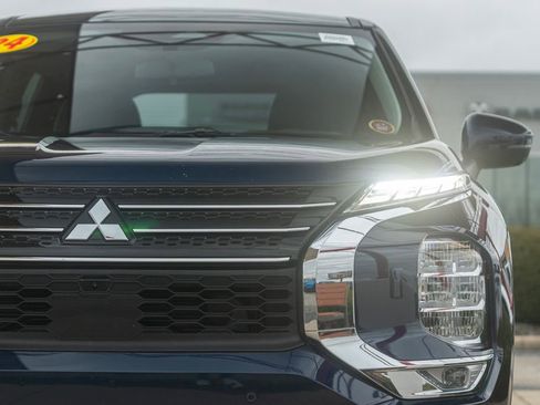 Used 2024 Mitsubishi Outlander SE Black Edition image 10