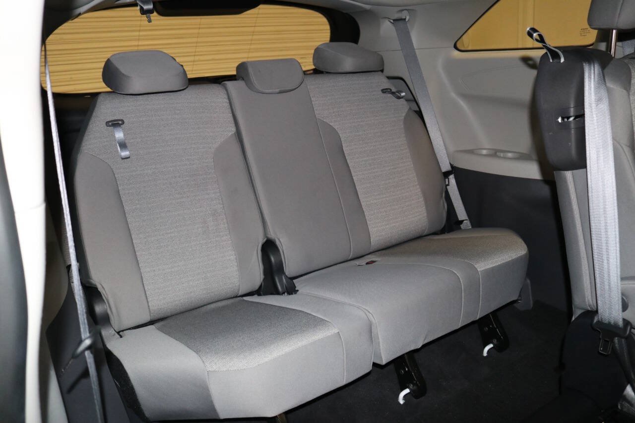 Used 2023 Toyota Sienna LE AWD/4WD image 21