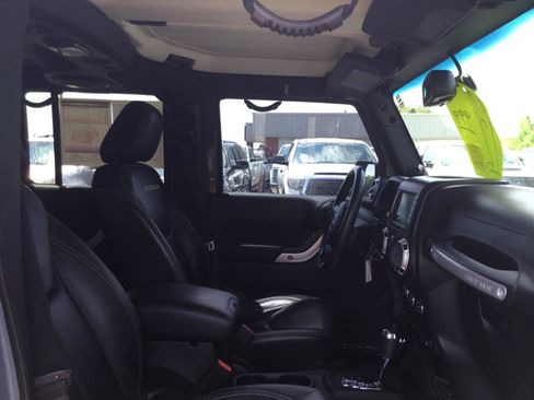Used 2014 Jeep Wrangler Unlimited Sahara w/ Connectivity Group AWD/4WD image 46