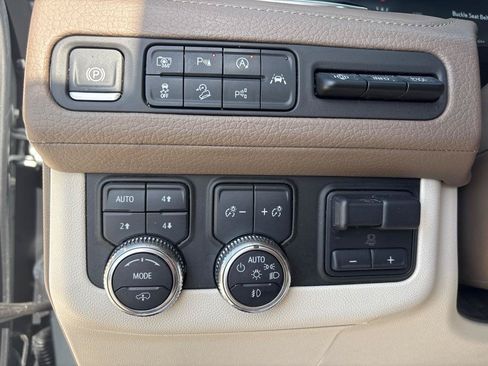 Used 2024 GMC Yukon Denali w/ Advanced Technology Package AWD/4WD image 29