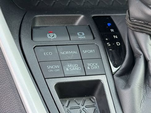 Used 2025 Toyota RAV4 LE AWD/4WD image 17